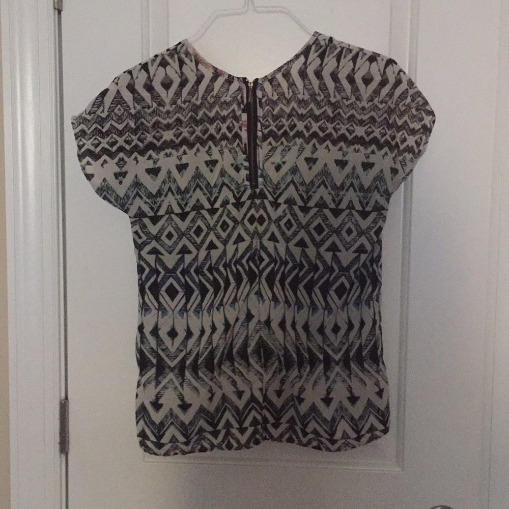 Patterned Top - Picture 2 of 2